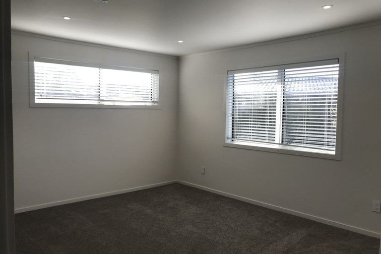 Photo of property in 27 Peter Terrace, Castor Bay, Auckland, 0620