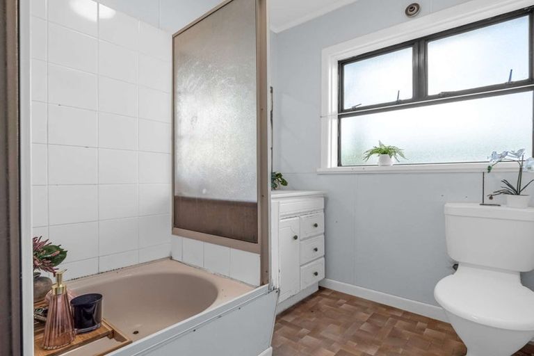 Photo of property in 98 Glendale Road, Glen Eden, Auckland, 0602