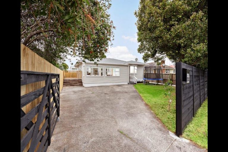 Photo of property in 37b Cobham Crescent, Kelston, Auckland, 0602