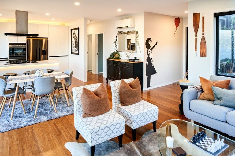 Photo of property in 9 Cromwell Point, Newlands, Wellington, 6037