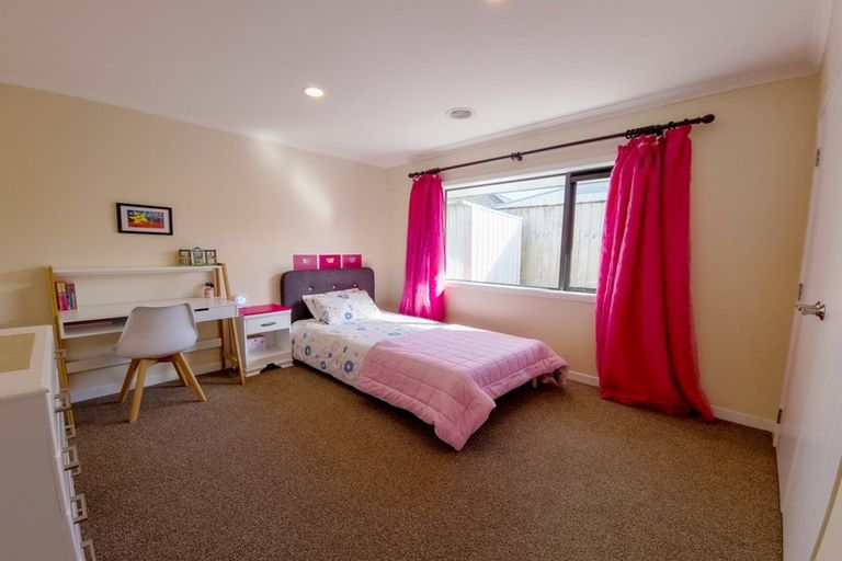 Photo of property in 12 Ron Place, Fitzherbert, Palmerston North, 4410