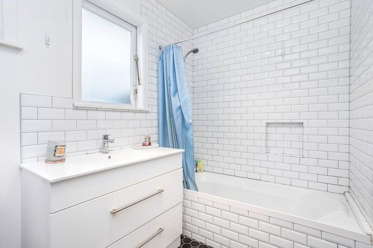 Photo of property in 1c Kuaka Place, New Lynn, Auckland, 0600