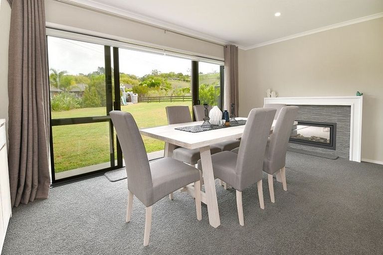 Photo of property in 4 Loretta Place, Red Beach, 0932