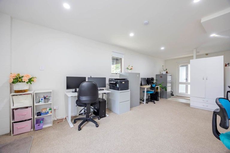 Photo of property in 1/307a Wairau Road, Totara Vale, Auckland, 0627