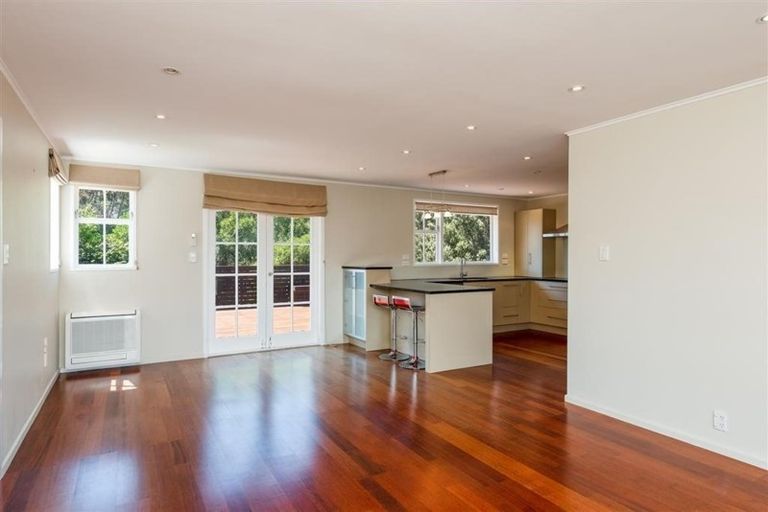 Photo of property in 15 Westview Grove, Miramar, Wellington, 6022