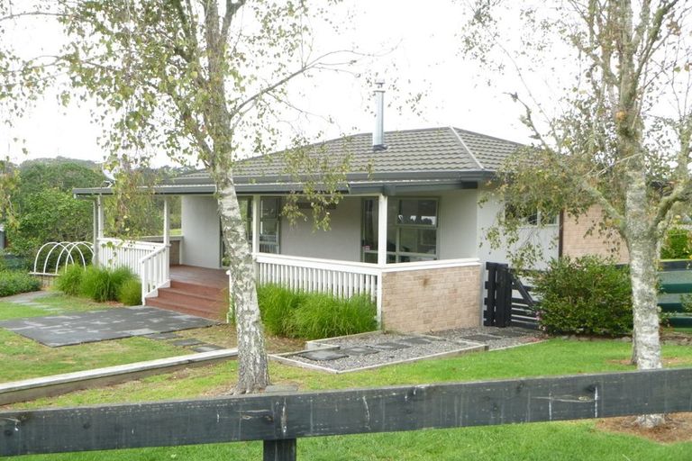 Photo of property in 83 Tawa Road, Kumeu, 0891