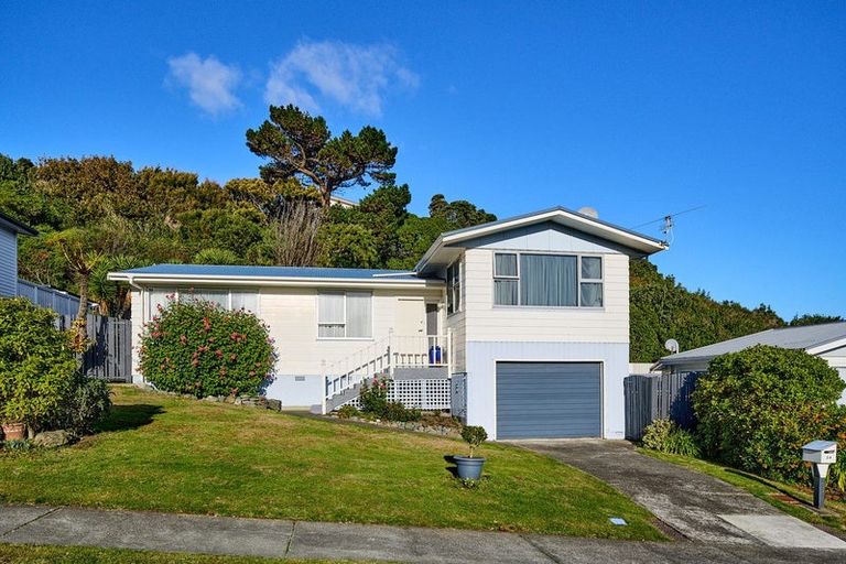 Photo of property in 54 Gloaming Hill, Titahi Bay, Porirua, 5022