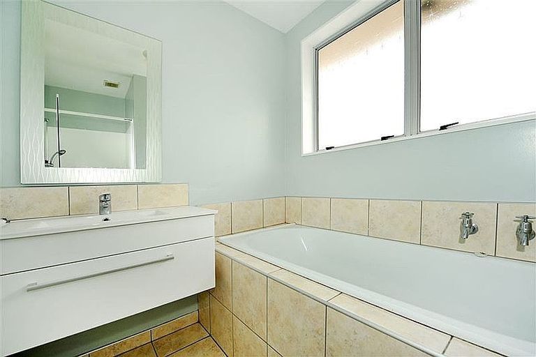 Photo of property in 28 Royal Park Drive, Parklands, Christchurch, 8083