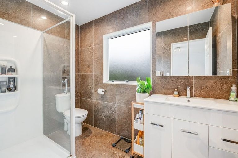 Photo of property in 8 Unsworth Drive, Unsworth Heights, Auckland, 0632