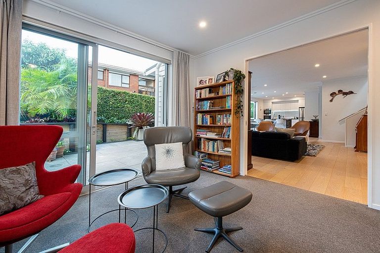 Photo of property in 3a Rossmore Terrace, Murrays Bay, Auckland, 0630