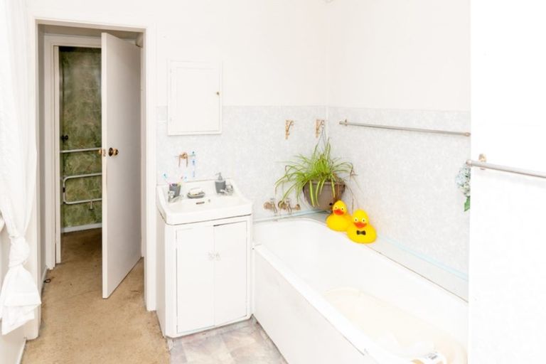 Photo of property in 35 De Lautour Road, Inner Kaiti, Gisborne, 4010