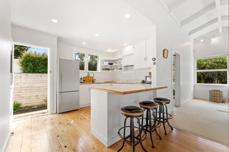 Photo of property in 16 Grand View Road, Leigh, 0985