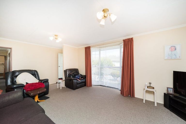 Photo of property in 8 Forbes Place, Kelvin Grove, Palmerston North, 4414