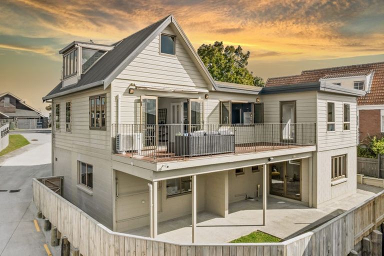 Photo of property in 152 Luckens Road, West Harbour, Auckland, 0618