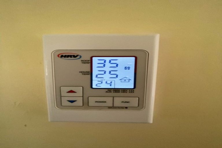 Photo of property in 90 Edgewater Drive, Pakuranga, Auckland, 2010