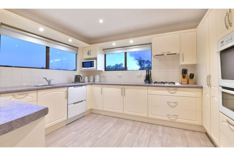 Photo of property in 13 Quo Vadis Place, Red Beach, 0932