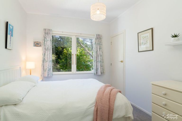 Photo of property in 6 Ardal Grove, Tirohanga, Lower Hutt, 5010