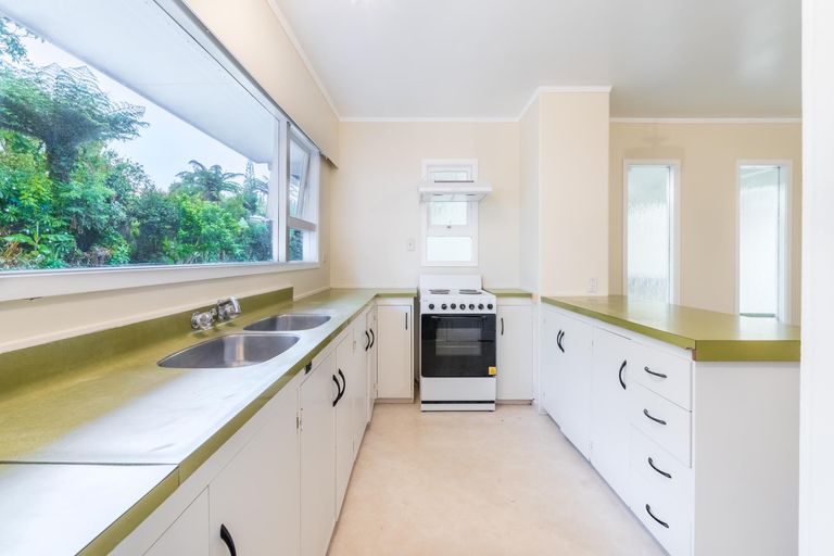 Photo of property in 1/7 Tallington Crescent, Torbay, Auckland, 0630