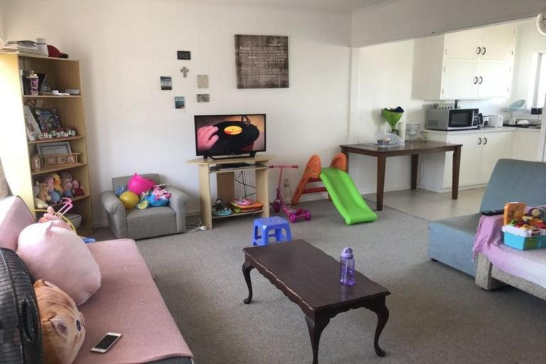 Photo of property in 3/178 Chivalry Road, Glenfield, Auckland, 0629