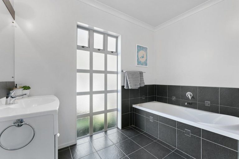 Photo of property in 42 Holcombrooke Lane, Welcome Bay, Tauranga, 3175