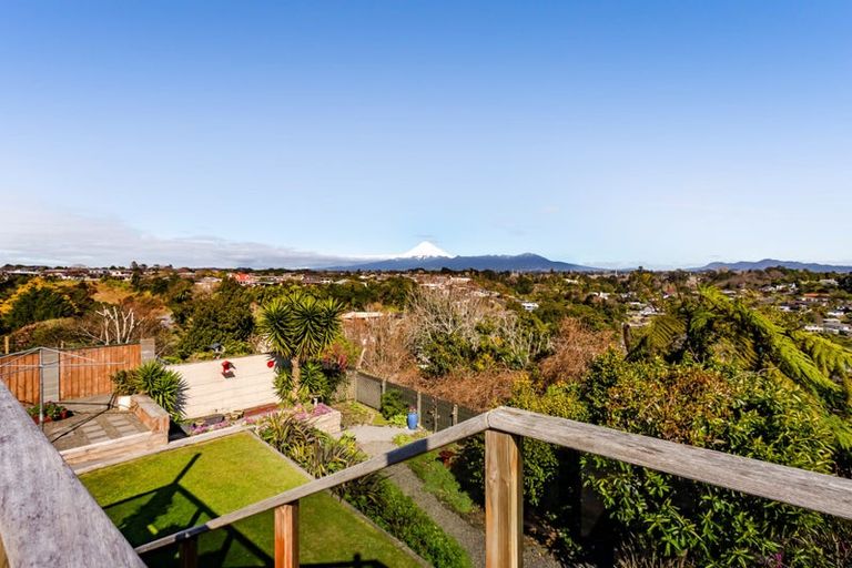 Photo of property in 21 Longview Drive, Merrilands, New Plymouth, 4312