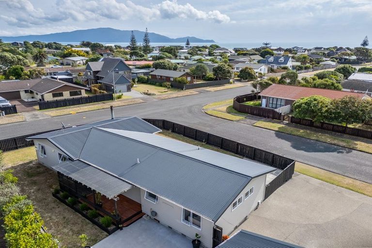 Photo of property in 21 Reeves Street, Waikanae Beach, Waikanae, 5036
