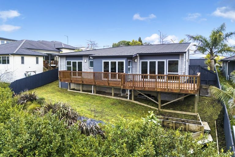 Photo of property in 94 Lake Panorama Drive, Henderson Valley, Auckland, 0612
