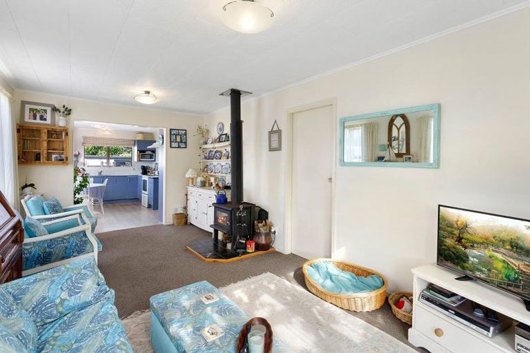 Photo of property in 15 Colenso Place, Otaki Beach, Otaki, 5512