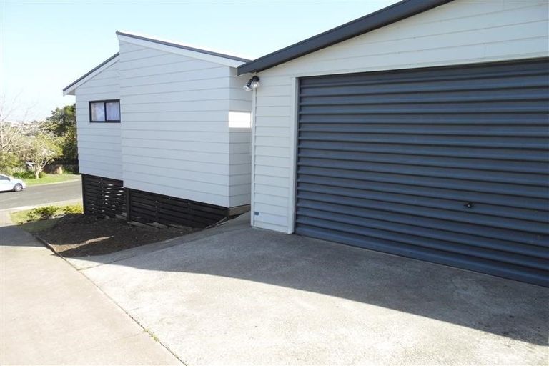 Photo of property in 1/28 Pahi Place, West Harbour, Auckland, 0618