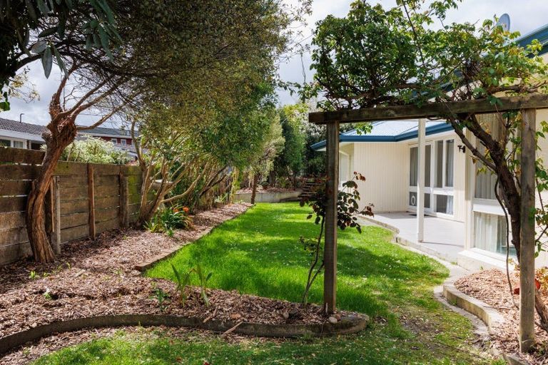 Photo of property in 17 Chilton Grove, Hokowhitu, Palmerston North, 4410