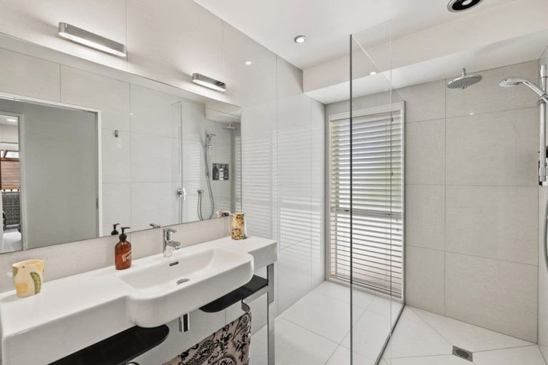 Photo of property in 13 Te Hoe Grove, Pinehill, Auckland, 0632