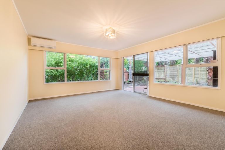 Photo of property in 1/7 Tallington Crescent, Torbay, Auckland, 0630