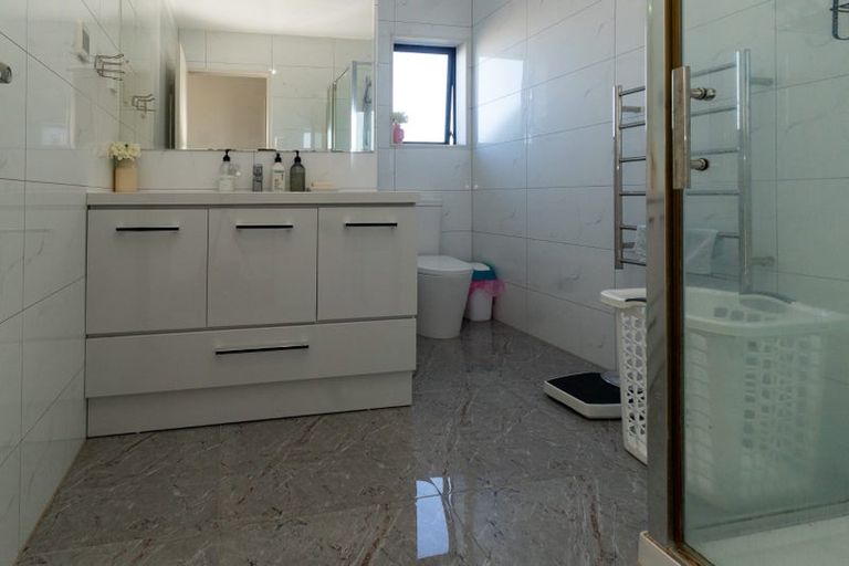 Photo of property in 8 San Casello Rise, Henderson, Auckland, 0612