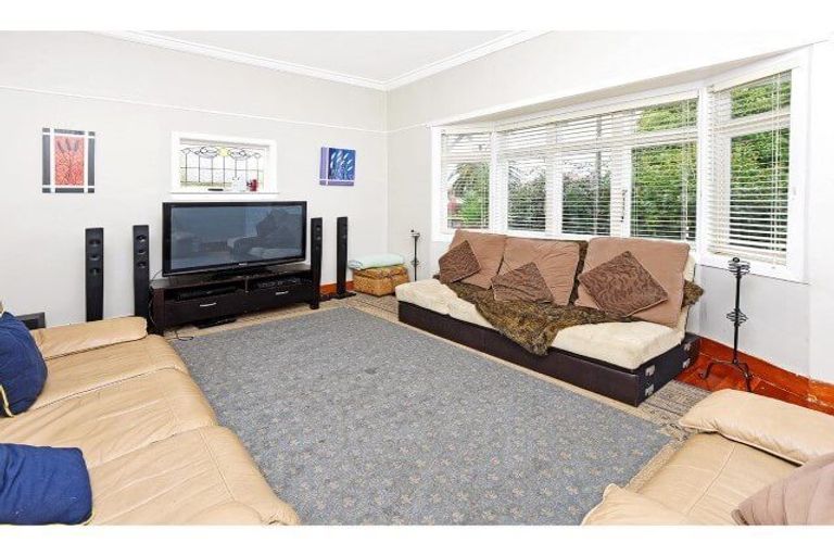 Photo of property in 2 Mckean Avenue, Manurewa, Auckland, 2102