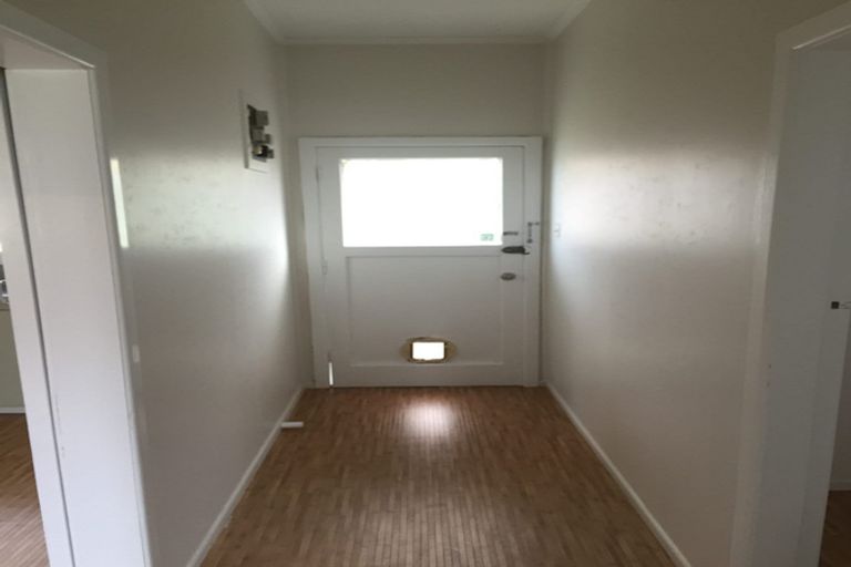 Photo of property in 4/2 Godley Road, Green Bay, Auckland, 0604