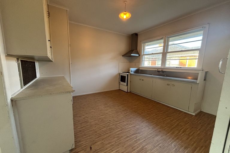 Photo of property in 4/2 Godley Road, Green Bay, Auckland, 0604