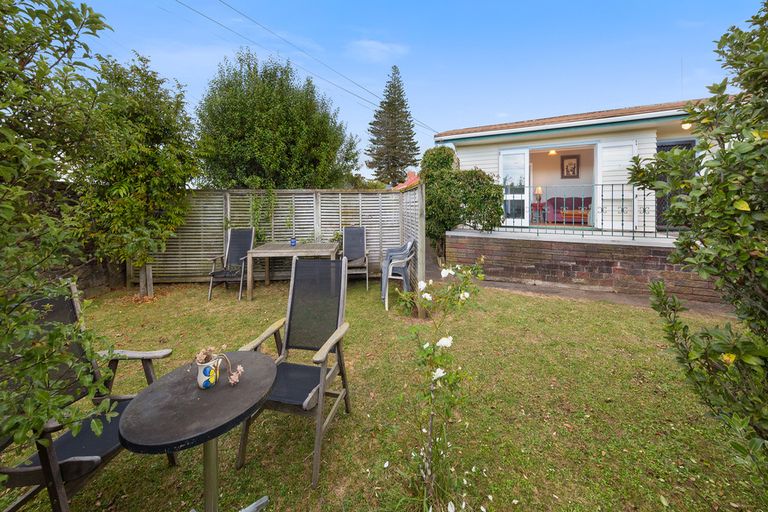 Photo of property in 120 Coronation Road, Mangere Bridge, Auckland, 2022