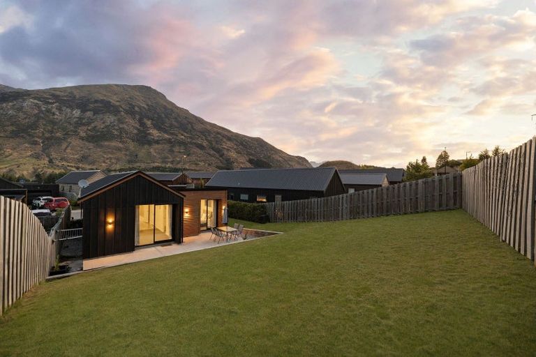 Photo of property in 9 Huxley Place, Lake Hayes, Queenstown, 9304