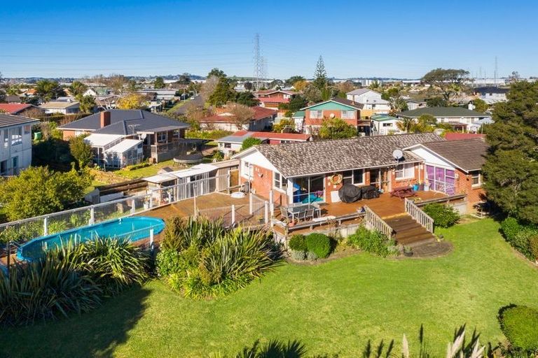 Photo of property in 65 Edgewater Drive, Pakuranga, Auckland, 2010