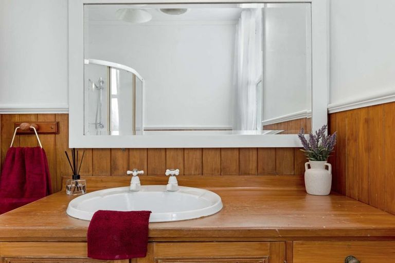 Photo of property in 2442 South Head Road, South Head, Helensville, 0874