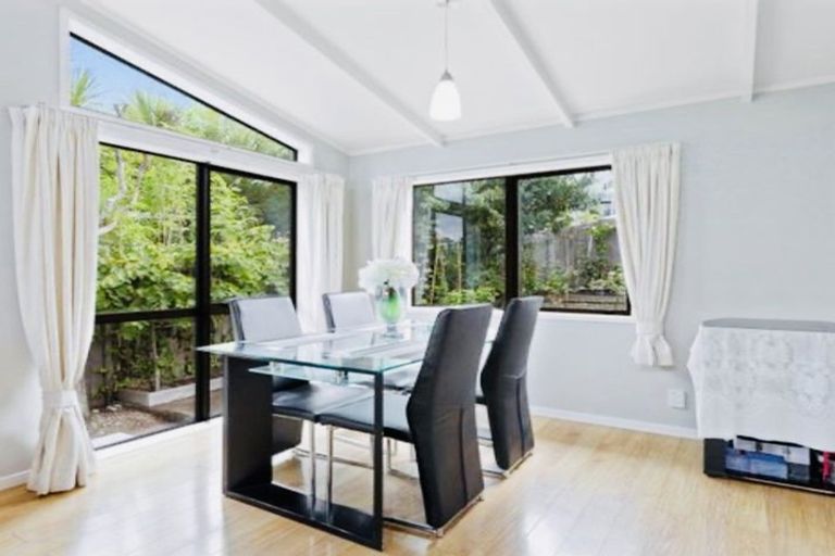 Photo of property in 30 Mannering Place, Hillcrest, Auckland, 0627