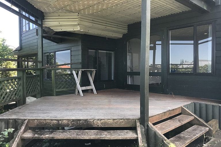 Photo of property in 1/19 Beach Road, Castor Bay, Auckland, 0620