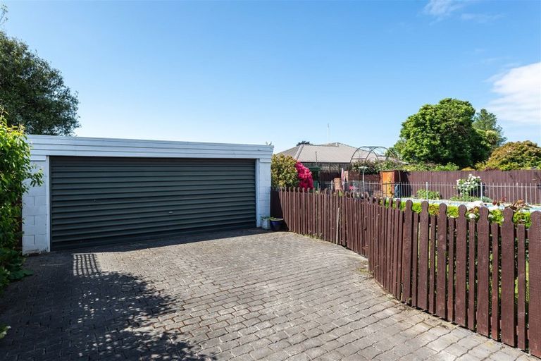 Photo of property in 20 Rosedale Place, Avonhead, Christchurch, 8042
