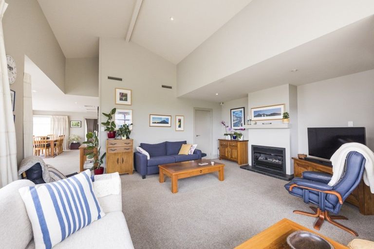 Photo of property in 8 Fairway Grove, Hokowhitu, Palmerston North, 4410