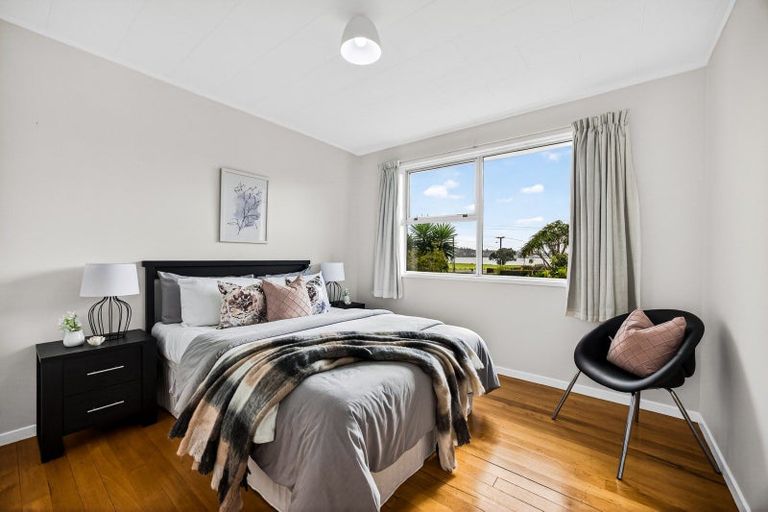 Photo of property in 70 Kiwi Esplanade, Mangere Bridge, Auckland, 2022