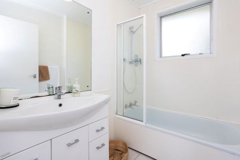 Photo of property in 2/811a Te Atatu Road, Te Atatu Peninsula, Auckland, 0610