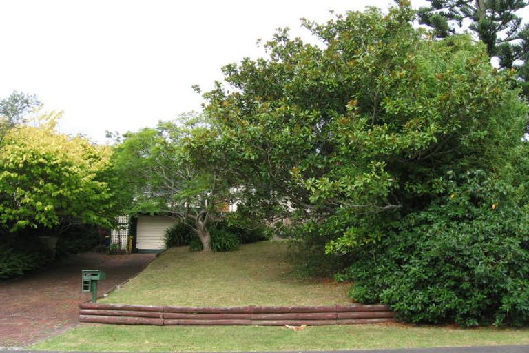 Photo of property in 9 Wylie Avenue, Sunnynook, Auckland, 0620