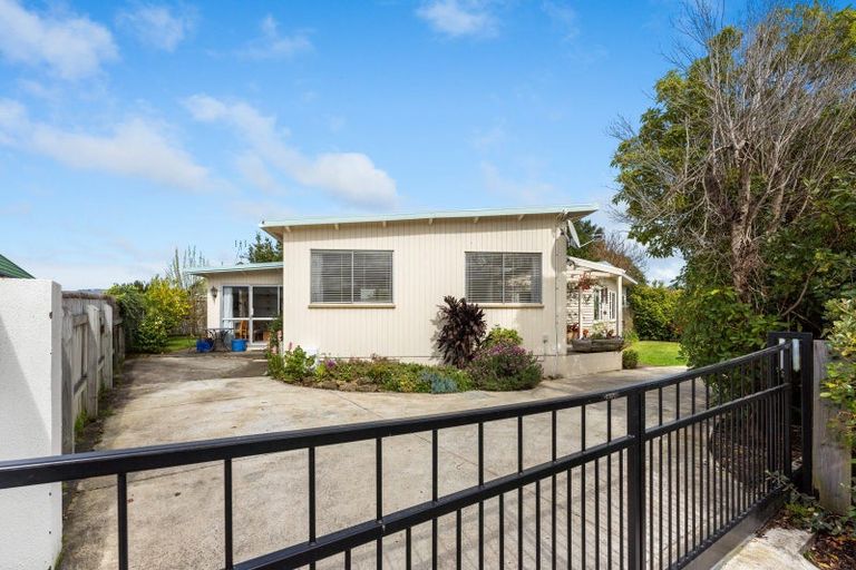 Photo of property in 84 Pahiatua Street, Hokowhitu, Palmerston North, 4410