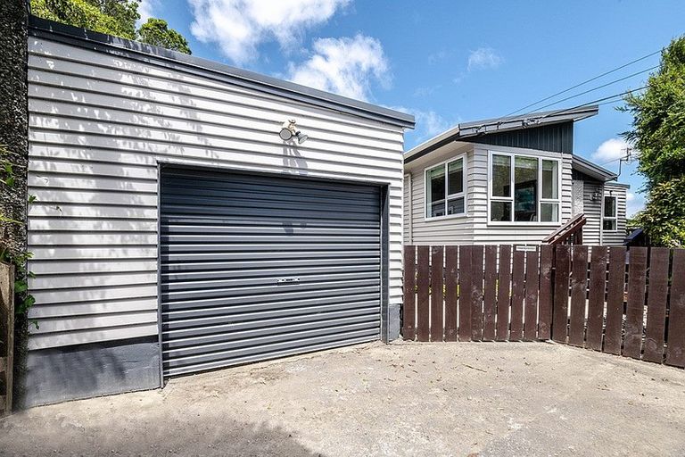 Photo of property in 19 Alder Place, Newlands, Wellington, 6037
