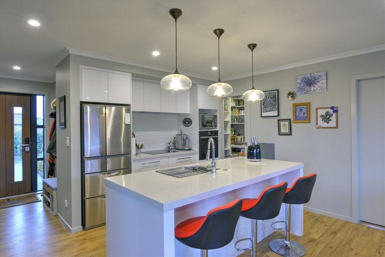 Photo of property in 2 Devon Lane, Carterton, 5713